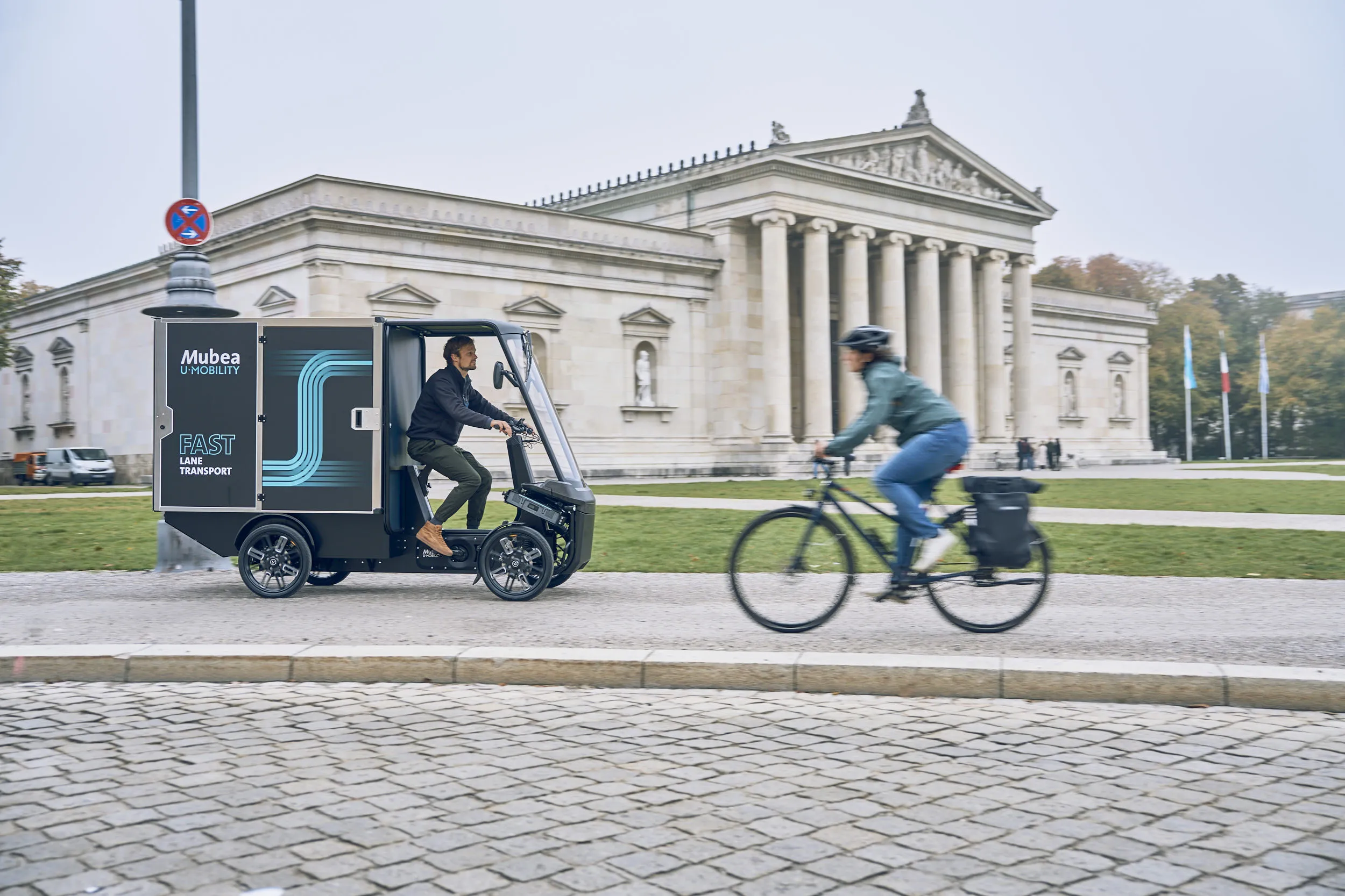 Mubea E-Cargobike PACK im Stadtverkehr vor historischem Gebäude in München