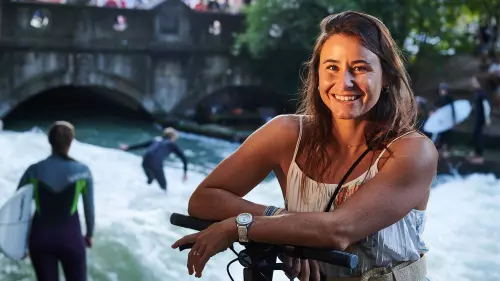 Junge Frau post mit E-Scooter.
