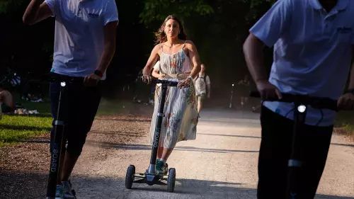 Attraktive Frau fährt unseren U-Mobility E-Scooter.