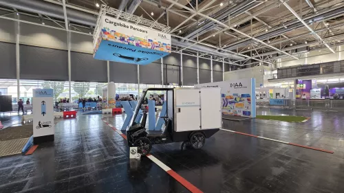 Lastenrad PACK steht auf Test Parcours der IAA Hannover 2024. Vor dem Lastenrad steht der Award.