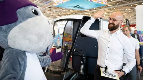 IAA Hannover 2024 Maskottchen mit Gewinner des "Cargobike of the Year 2024" Awards beim Handschlag 