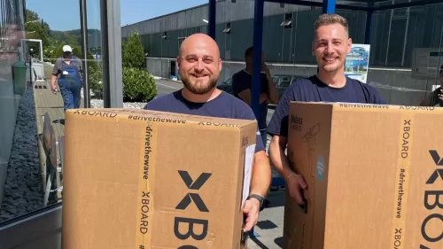 Mitarbeiter Mubea bei der Abholung des XBoards