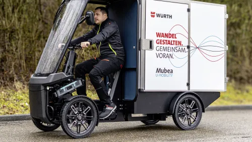 Junger Mann fährt Würth E-Cargobike.