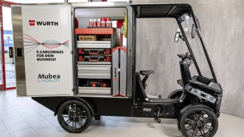 Seitenansicht eines E-Cargobikes mit Würth Folierung